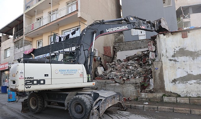 Konak’ta metruk yapıların yıkımı devam ediyor
