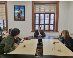 Ayvalık Alan Başkanlığı, İzmir Büyükşehir Belediyesi Ahmet Piriştina Kent Arşivi ve Müzesi’ni (APİKAM) ziyaret etti.