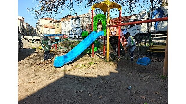 Ayvalık’ta Park ve Bahçeler Ekiplerinden 7/24 Yoğun Mesai
