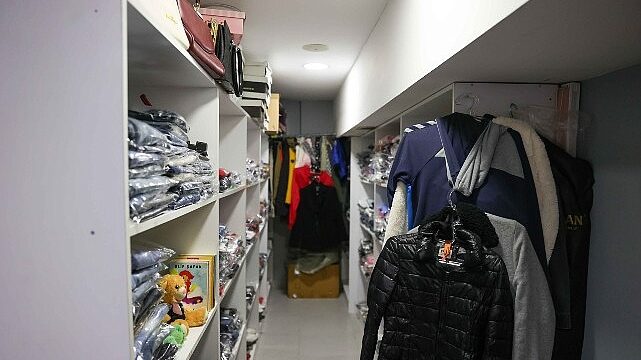 Buca’da giysi kumbaraları ile dayanışma büyüyor