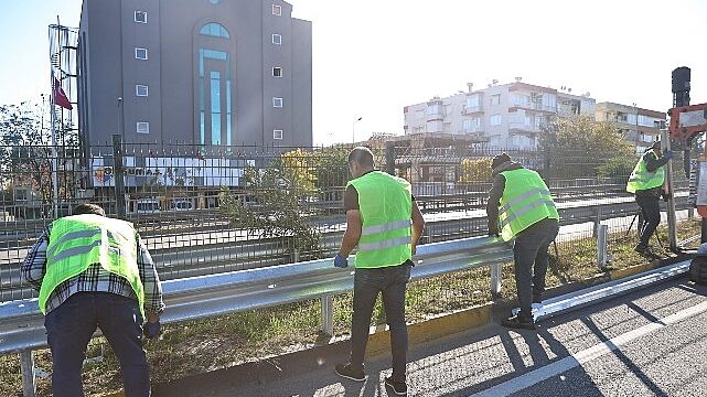Büyükşehir’den Gazi Bulvarı’nda otokorkuluk çalışması
