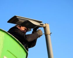 Duraklara güneş enerjili aydınlatma çözümü