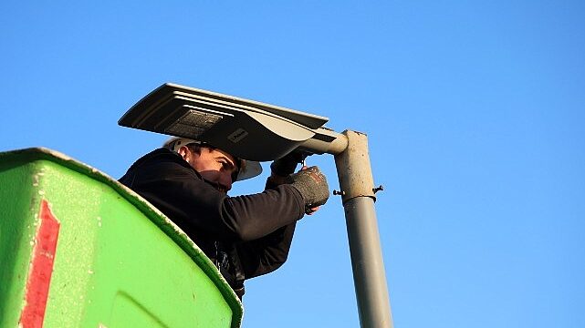 Duraklara güneş enerjili aydınlatma çözümü