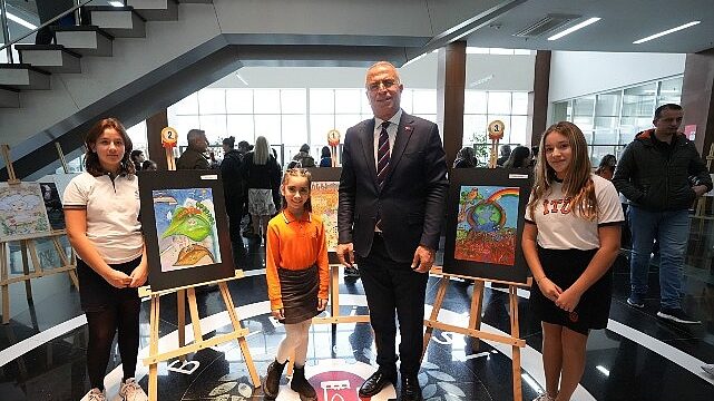Gaziemirli çocuklar “Toprak” temalı resimleriyle iklim krizine dikkat çekti