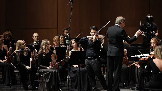 İstanbul Devlet Senfoni Orkestrası  Aralık ayının ilk konserinde keman virtüözü Robert Lakatos’u ağırladı
