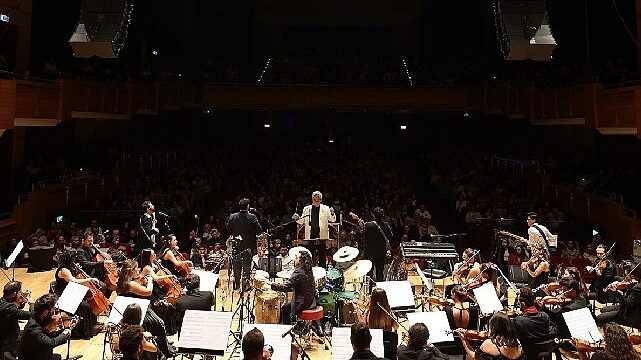 İzmir Oda Orkestrası Latin müzikleriyle dans ettirdi