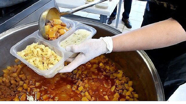 İznik Belediyesi’nden 365 Gün Sıcak Yemek Desteği