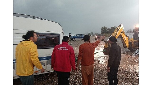 Karavanlarında mahsur kalan turistler kurtarıldı