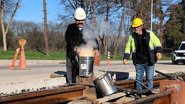 Kartepe Tramvay Hattı’nda raylar kaynak ile birleşiyor