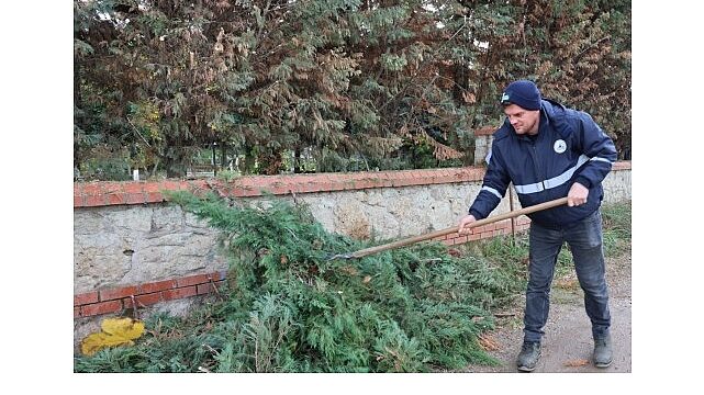 Kartepe’de Mezarlıklara Düzenli Bakım