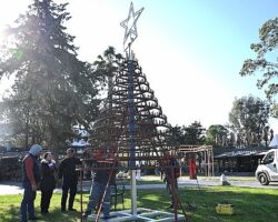 Kemer Belediyesi’nden cam atıklarından yılbaşı ağacı