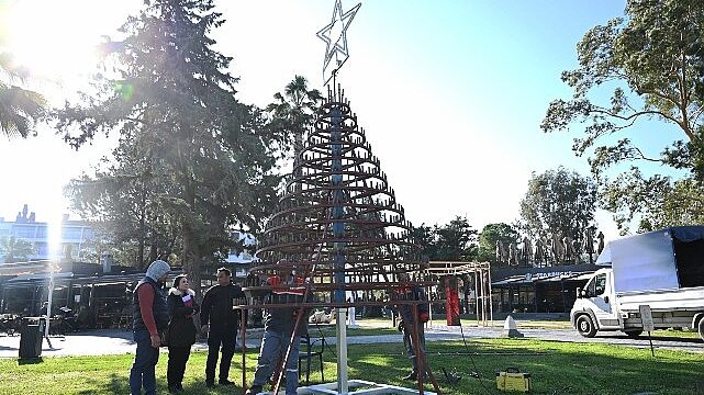 Kemer Belediyesi’nden cam atıklarından yılbaşı ağacı