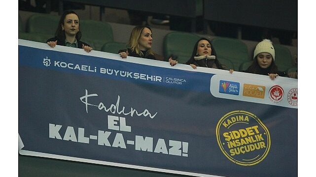 Kocaeli Stadyumu’nda kadına şiddete karşı güçlü mesaj verildi;  “Kadına el kalkamaz”