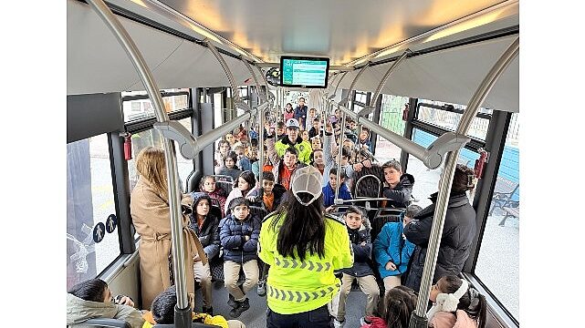 Konya Büyükşehir’in Nezaket Otobüsü Öğrencilere Trafik Kültürünü Aşılıyor