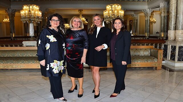 Kültürel Dönüşüm Derneği’nden Kültürel Hafızaya Bir Belgesel: Women In Bloom Lansmanı Çırağan Sarayı’nda Gerçekleşti