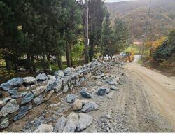 Mezarlıklara 6 bin metreküp taş duvar inşa ediliyor