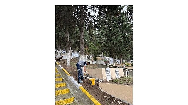 Mezarlıklarda durmaksızın çalışmaya devam