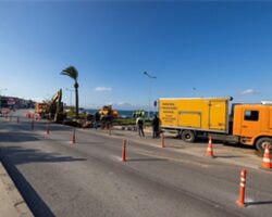 Mithatpaşa Caddesi’ndeki ana boru arızası için İZSU seferber oldu