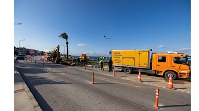 Mithatpaşa Caddesi’ndeki ana boru arızası için İZSU seferber oldu