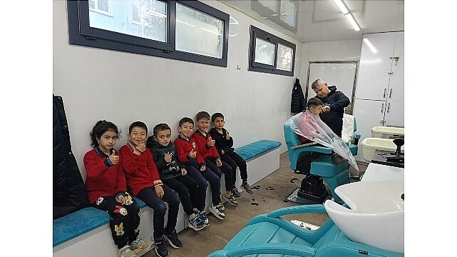 Mobil Kuaför Tırı öğrencilerin hizmetinde