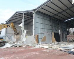 Nilüfer’de 2 kaçak yapı yıkıldı