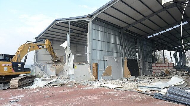 Nilüfer’de 2 kaçak yapı yıkıldı