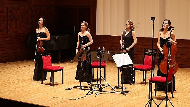 Türk bestecilerinin eserleri ayakta alkışlandı
