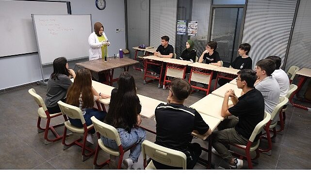 Akademi Liseler geleceği şekillendiriyor