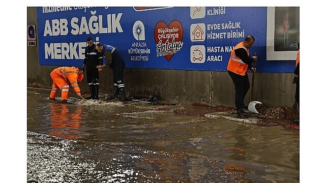 Antalya Büyükşehir Belediyesi 714 personel, 374 araç ile sahadaydı
