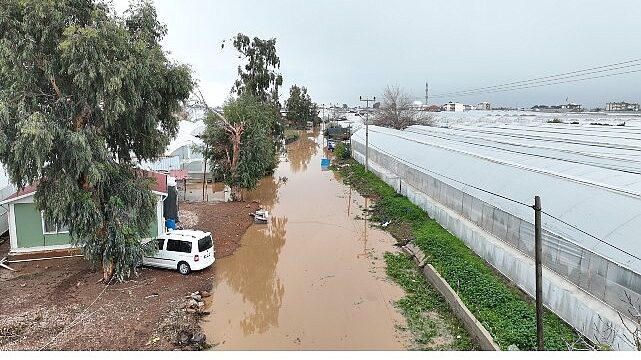 Antalya Büyükşehir Belediyesi sel afetinden zarar gören vatandaşın yanında