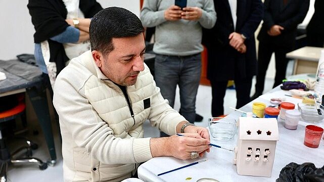 Belediye Başkanımız Rasim Arı, Dekorlu Sırlı Mumluk Boyadı