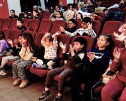 Bornova’da yarıyıl tatili tiyatroyla şenlendi