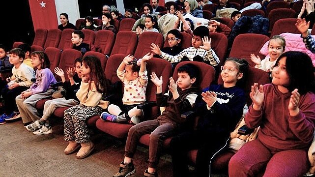 Bornova’da yarıyıl tatili tiyatroyla şenlendi