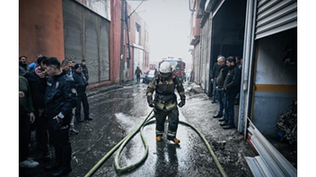 Buca’da depo yangını kısa sürede söndürüldü
