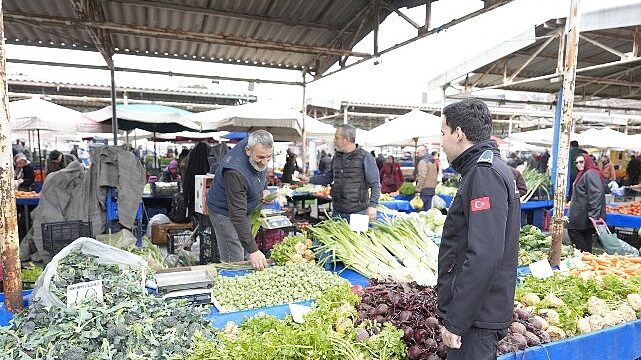 Burhaniye Belediyesi Zabıta Ekipleri Pazar Denetimlerini Sürdürüyor