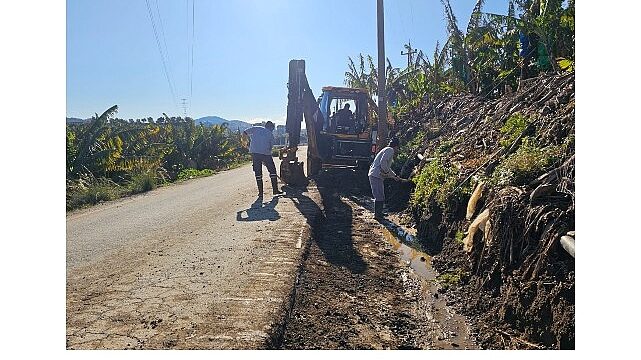 Büyükşehir Alanya’nın kırsal yollarında çalışıyor