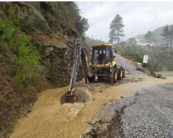 Büyükşehir ekipleri yağış sonrası bozulan yolları onarıyor