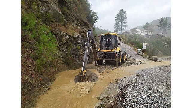 Büyükşehir ekipleri yağış sonrası bozulan yolları onarıyor