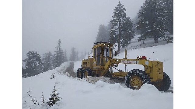 Büyükşehir ekiplerinin karla mücadelesi sürüyor