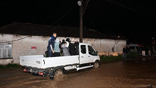 Büyükşehir ve MASKİ Ekipleri Yağmurda Tüm Gücüyle Sahada