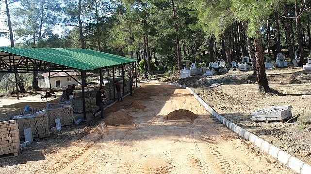 Büyükşehir’den Manavgat’ta mezarlıklarda çalışma