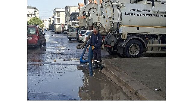 Çiğli Belediyesi Fırtına ve Sağanağa Karşı Seferber Oldu