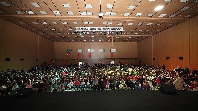 Çocuklar Tiyatro Etkinliğine Büyük İlgi Gösterdi