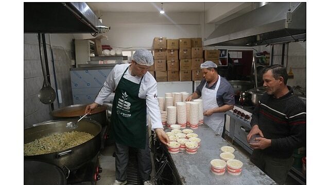 Edremit Belediyesi Aşeviyle Gönülleri Isıtıyor