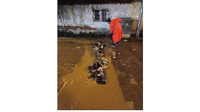 Edremit Belediyesi Yağışlara Karşı Görevde