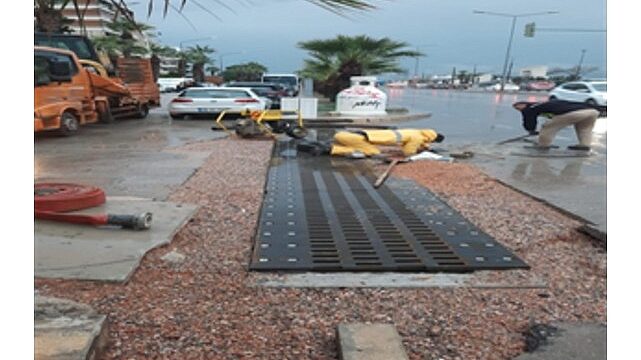 İzmir Büyükşehir Belediyesi ekipleri sağanak nedeniyle seferber oldu