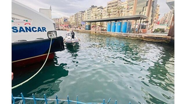 İzmir İtfaiyesi, iskele altında sıkışan kediyi kurtardı