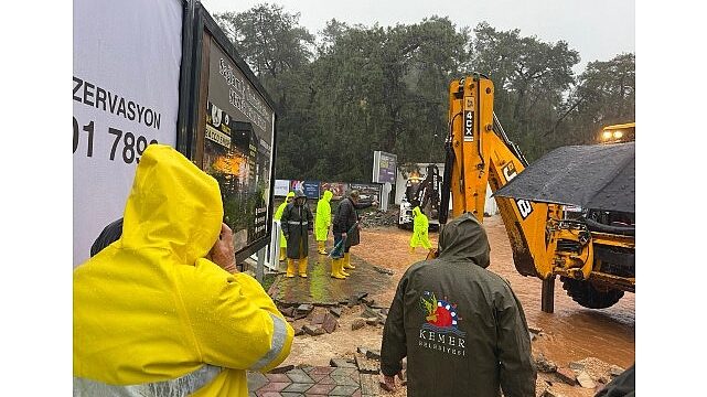 Kemer Belediyesi aralıksız çalışıyor