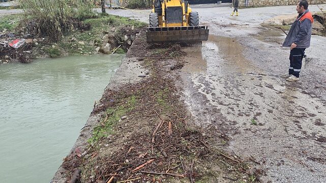 Kemer’de köprüleri tıkayan tomruklar temizlendi