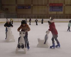 Maltepeli çocuklar tatilin keyfini buz pistinde çıkardı
